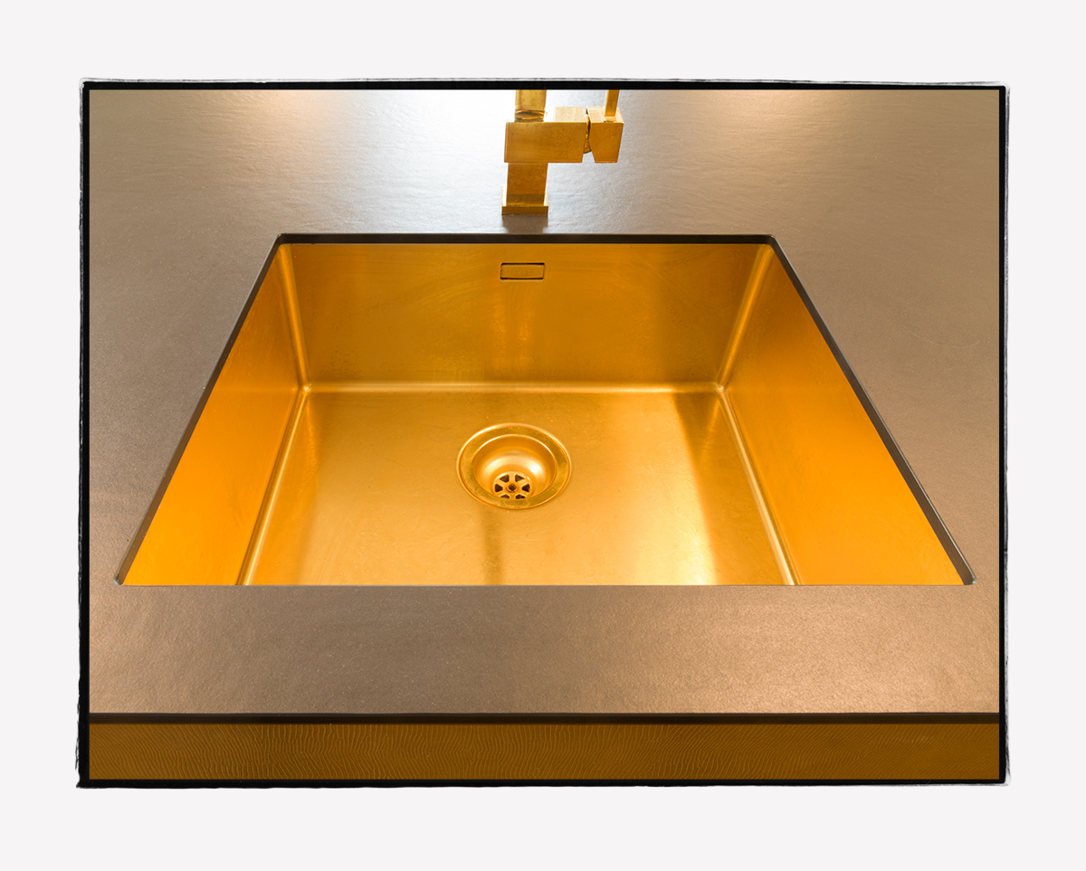 goldfarbiges Waschbecken